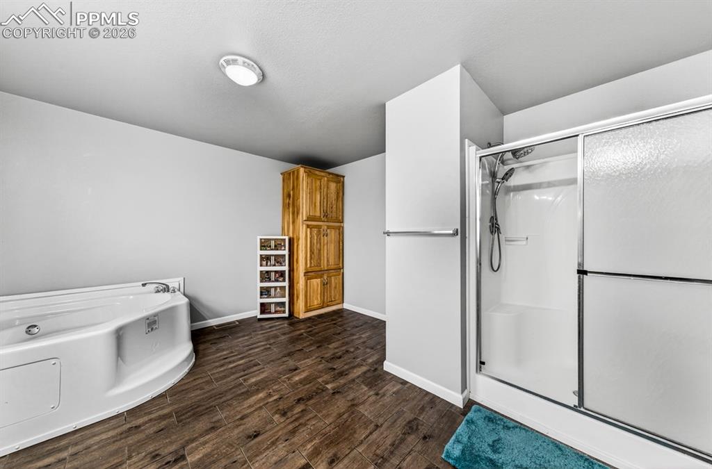 Image 24 of 38: Bathroom