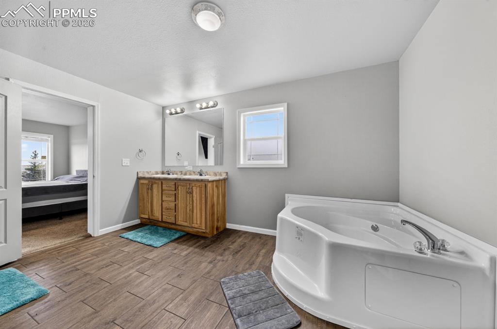 Image 25 of 38: Bathroom