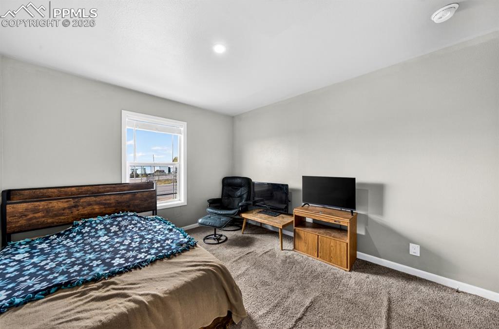 Image 34 of 38: Bedroom