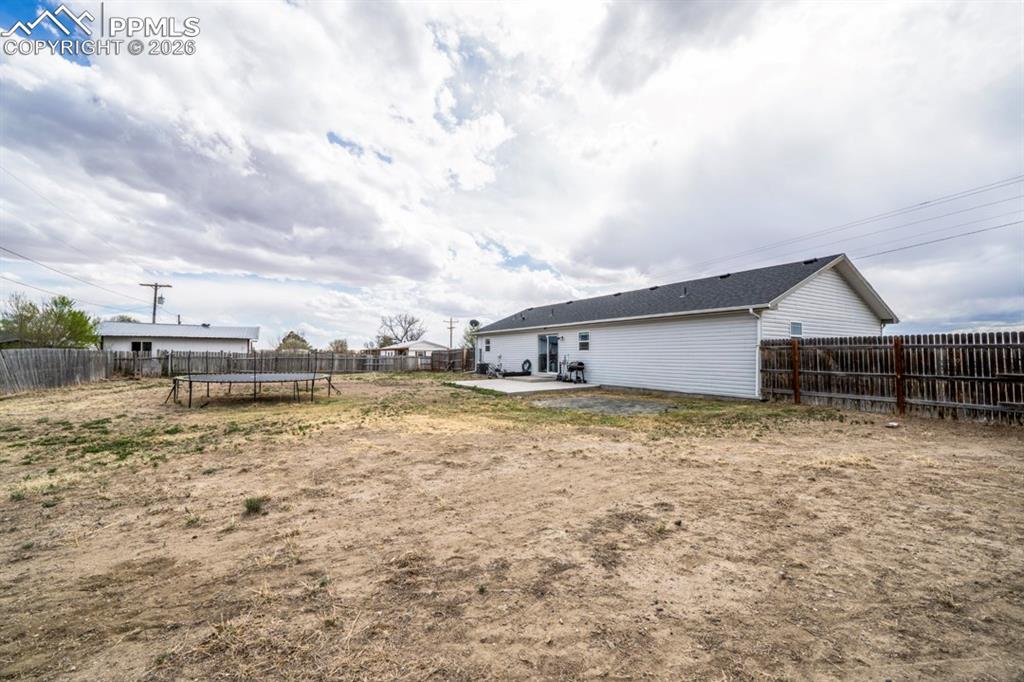 Image 37 of 38: Yard