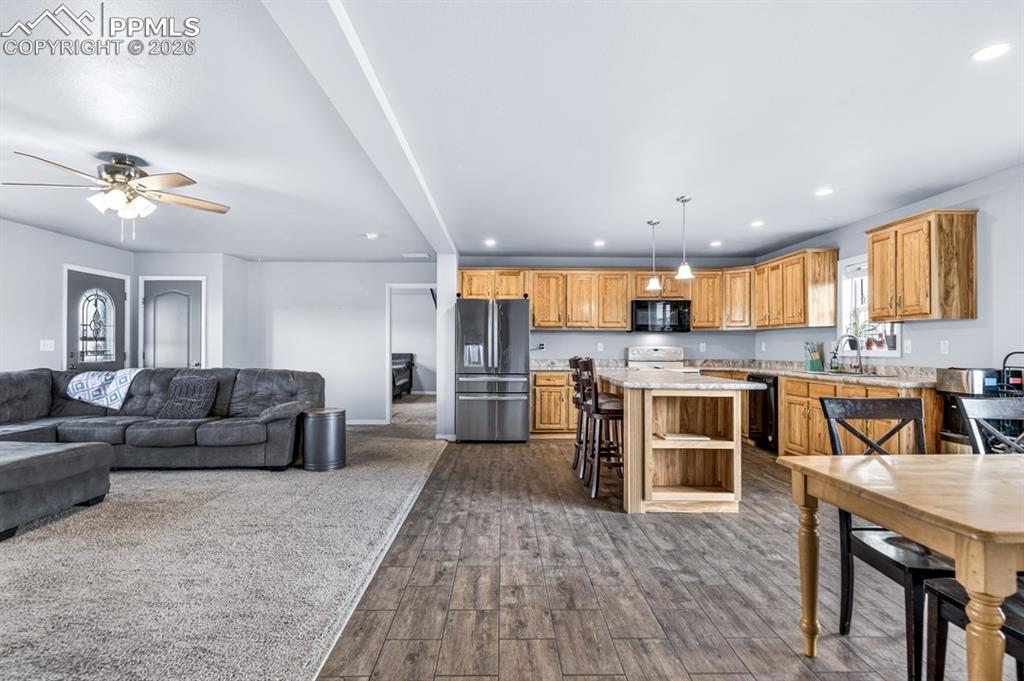 Image 7 of 38: Kitchen