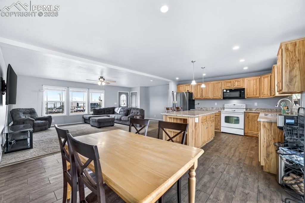 Image 9 of 38: Dining Area