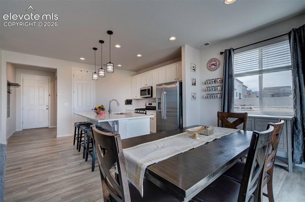 Image 17 of 50: Dining Area