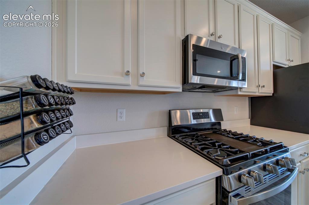 Image 19 of 50: Kitchen