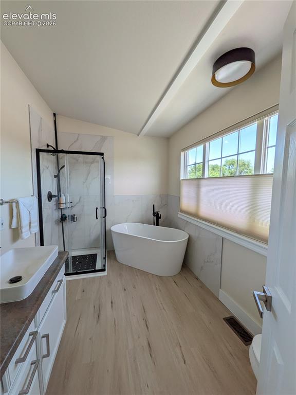 Image 14 of 20: Bathroom
