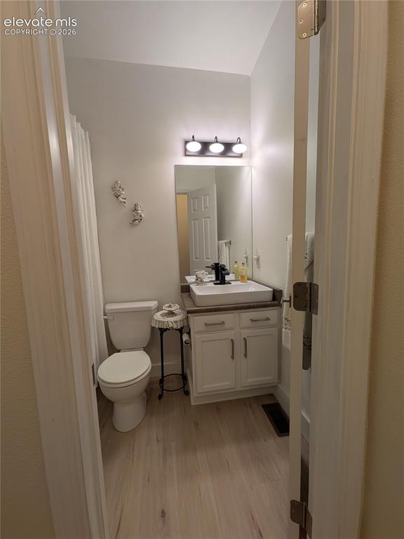 Image 16 of 20: Bathroom