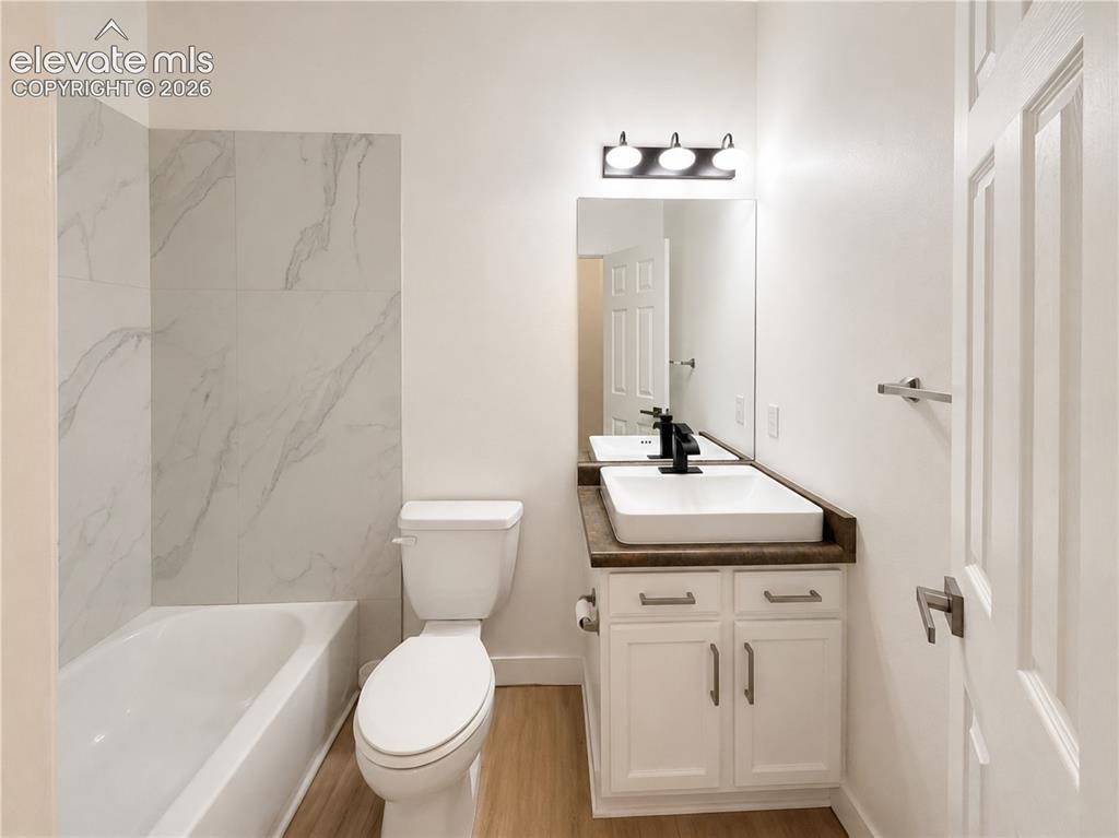 Image 22 of 31: Bathroom