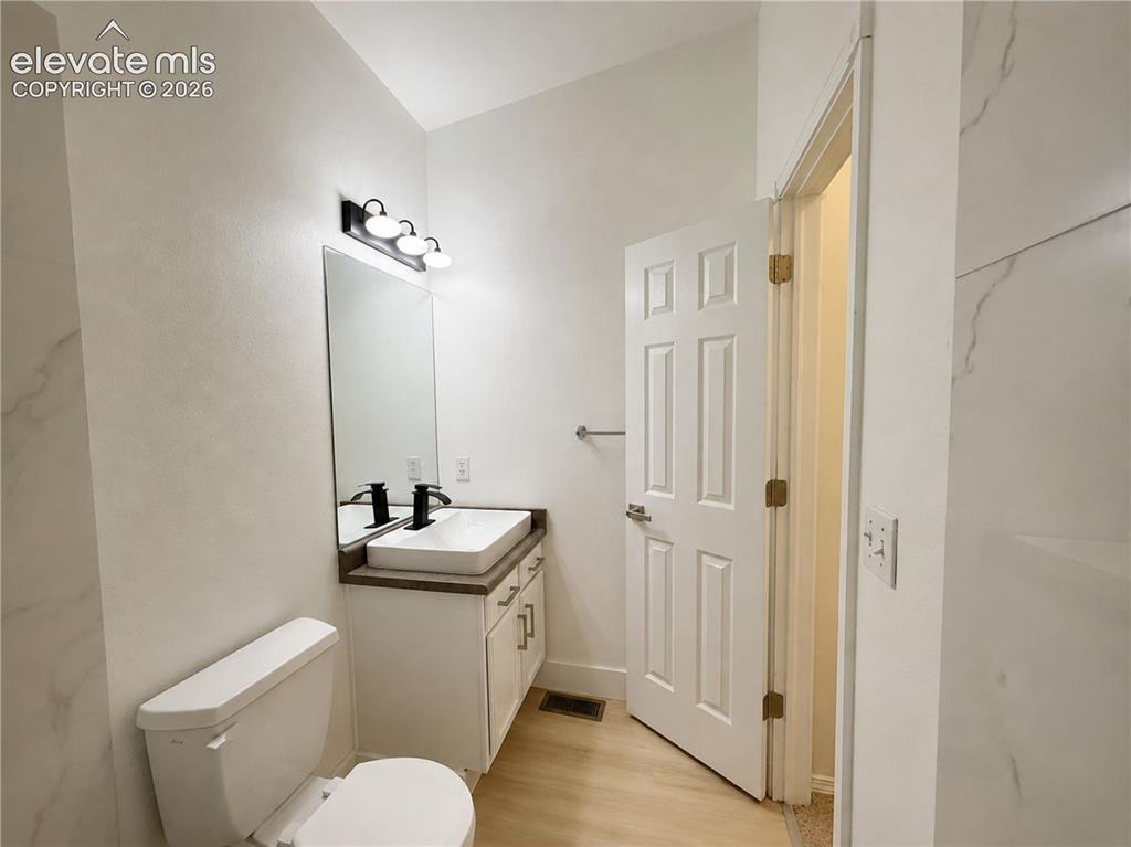 Image 23 of 31: Bathroom