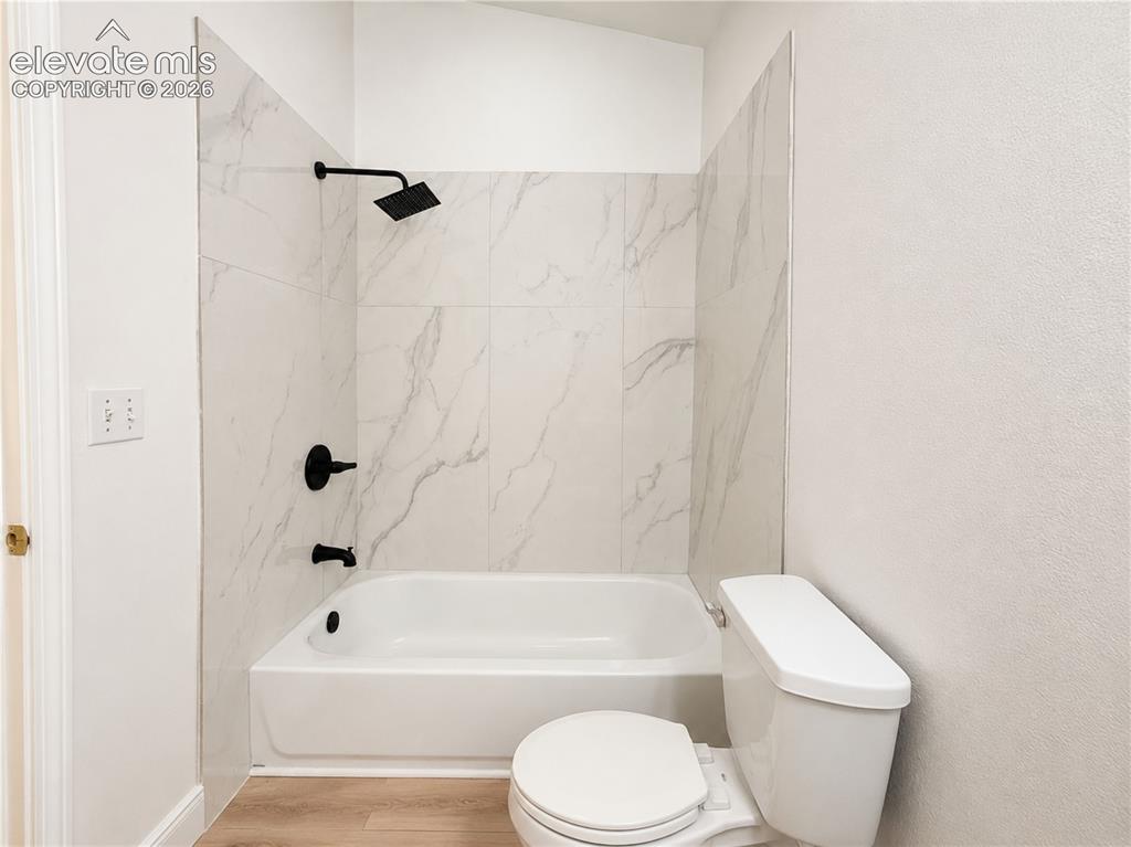 Image 24 of 31: Bathroom