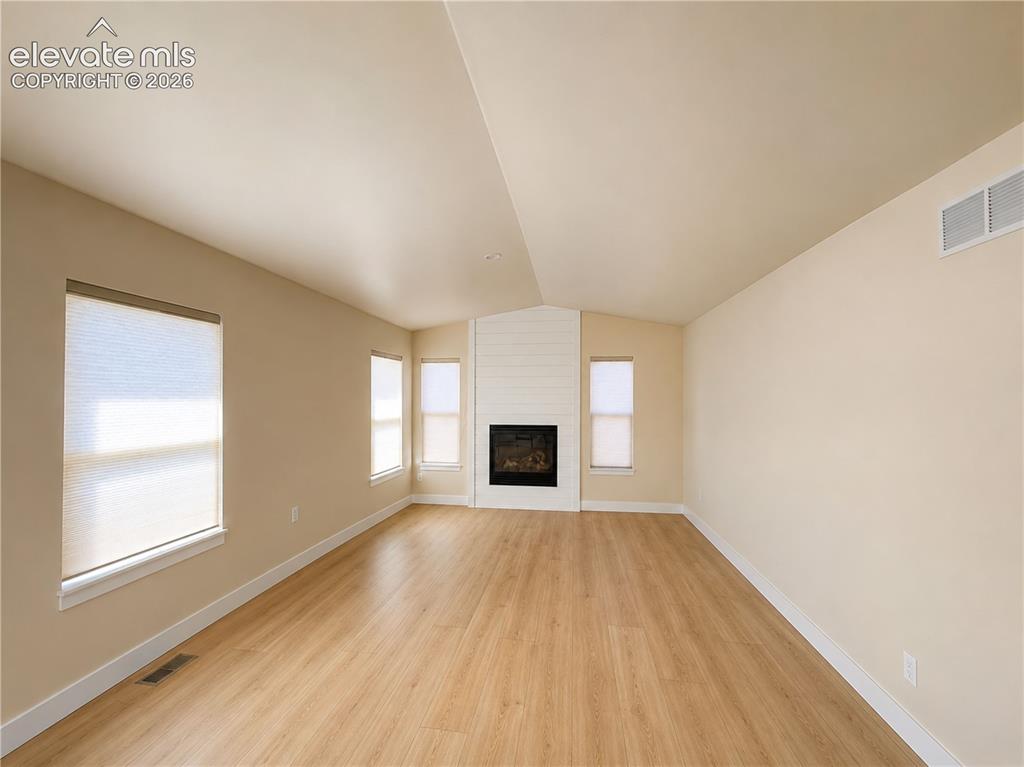 Image 7 of 31: Living Room