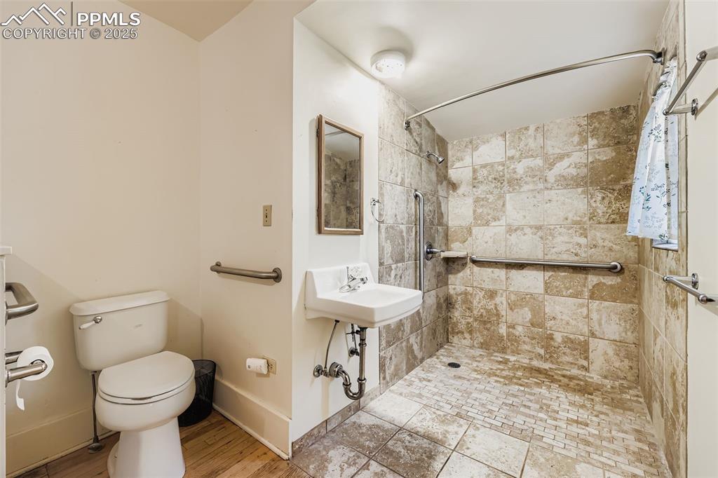 Image 10 of 27: Bathroom