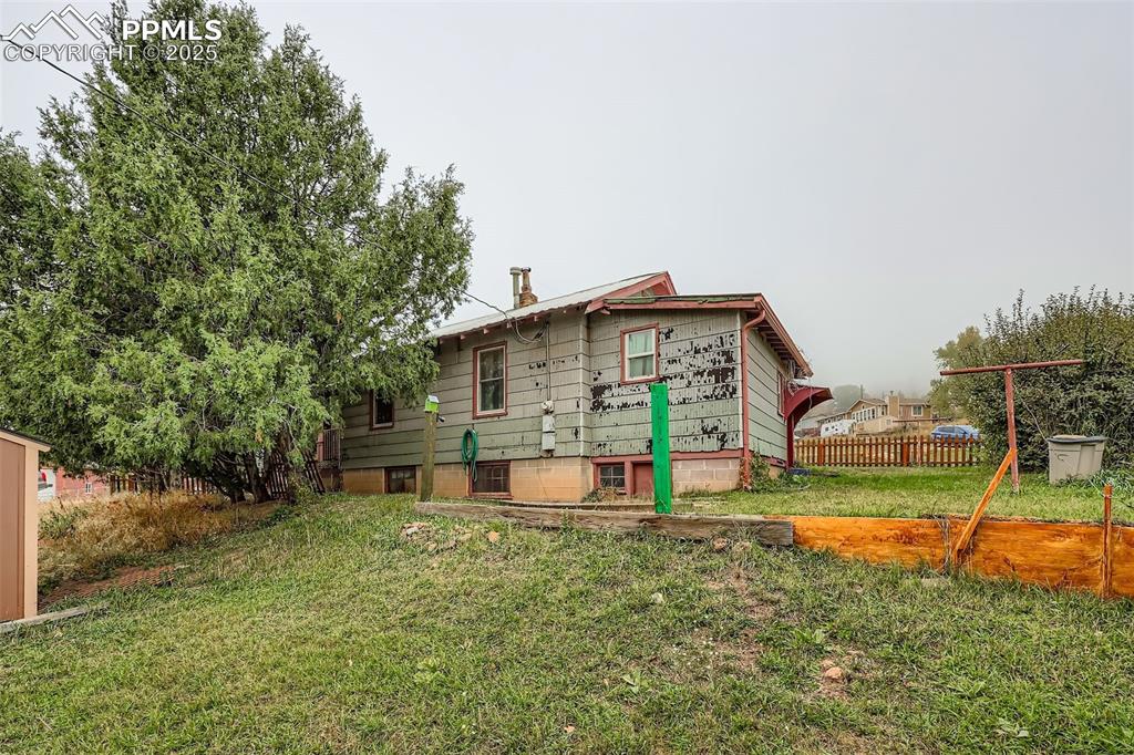 Image 20 of 27: Back of Structure