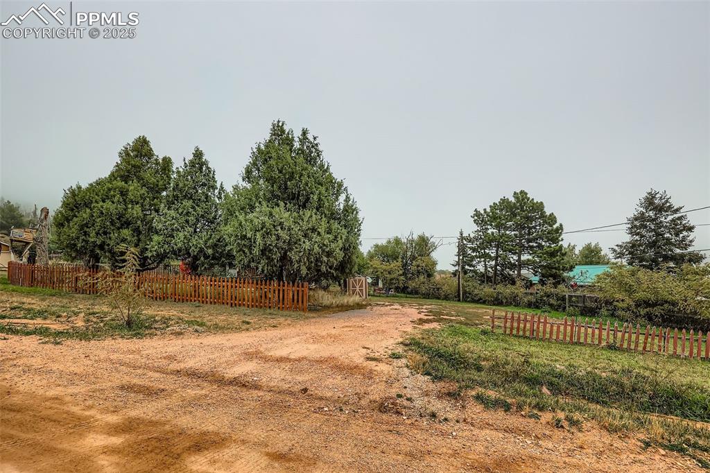 Image 23 of 27: Yard