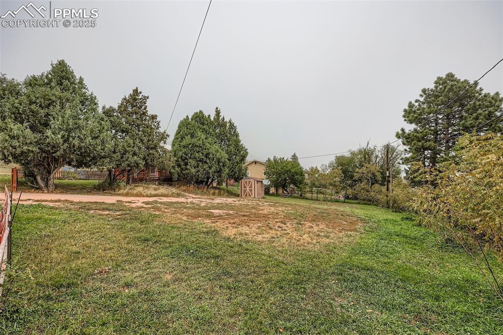 Image 24 of 27: Yard