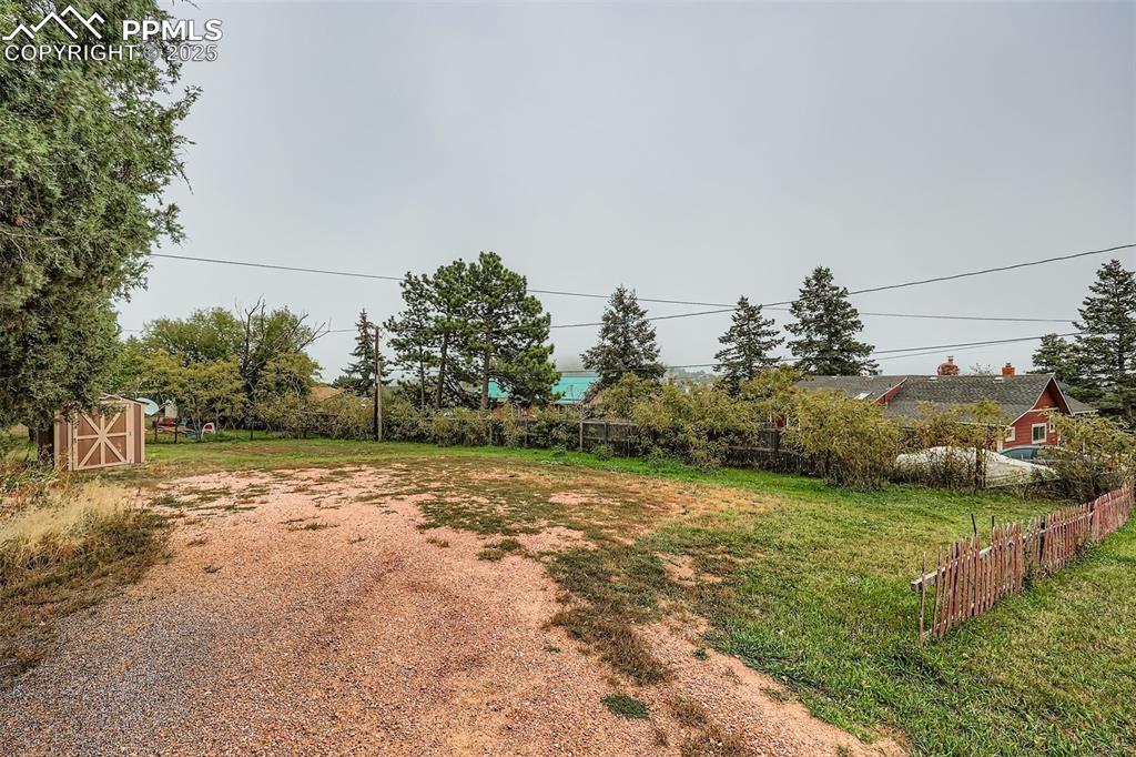 Image 25 of 27: Yard