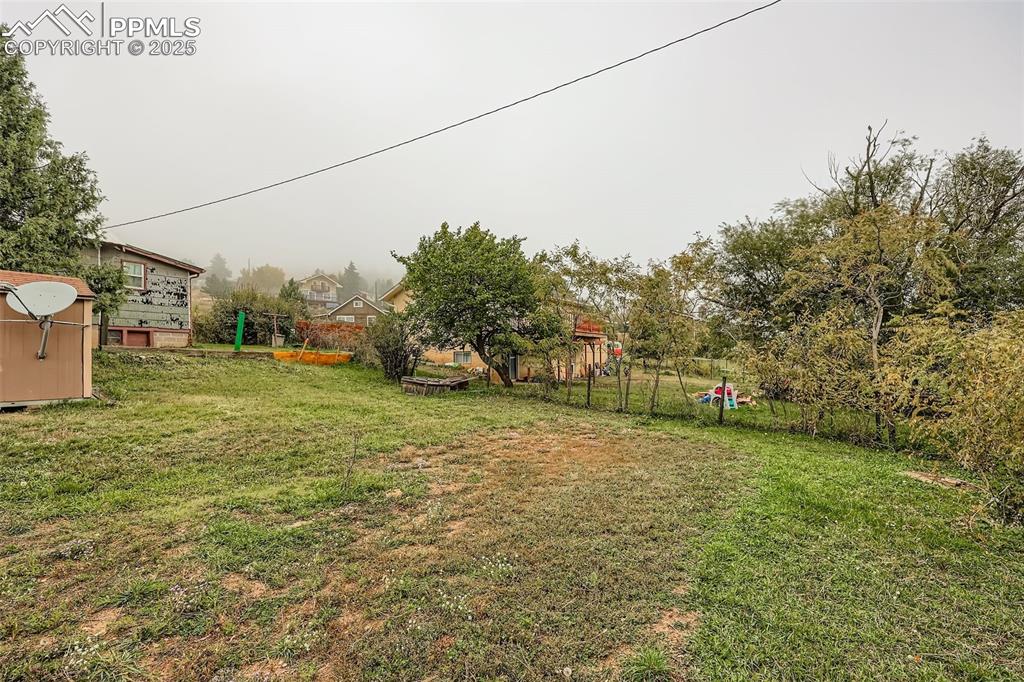 Image 26 of 27: Yard