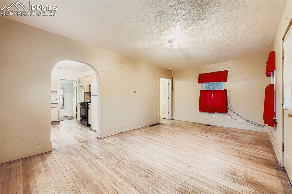 Image 3 of 27: Living Room