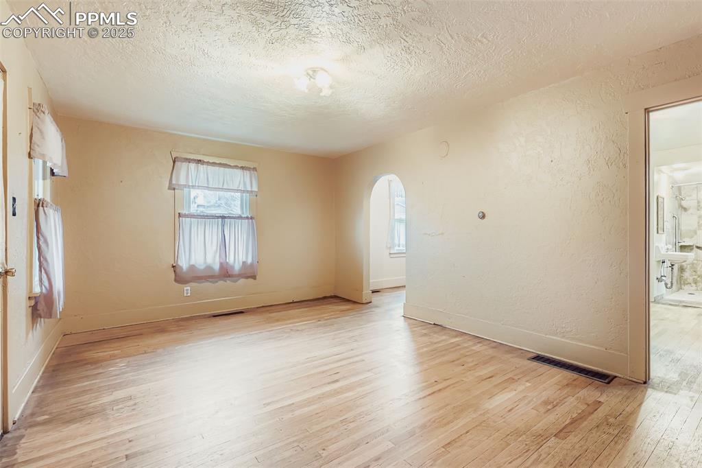 Image 4 of 27: Living Room