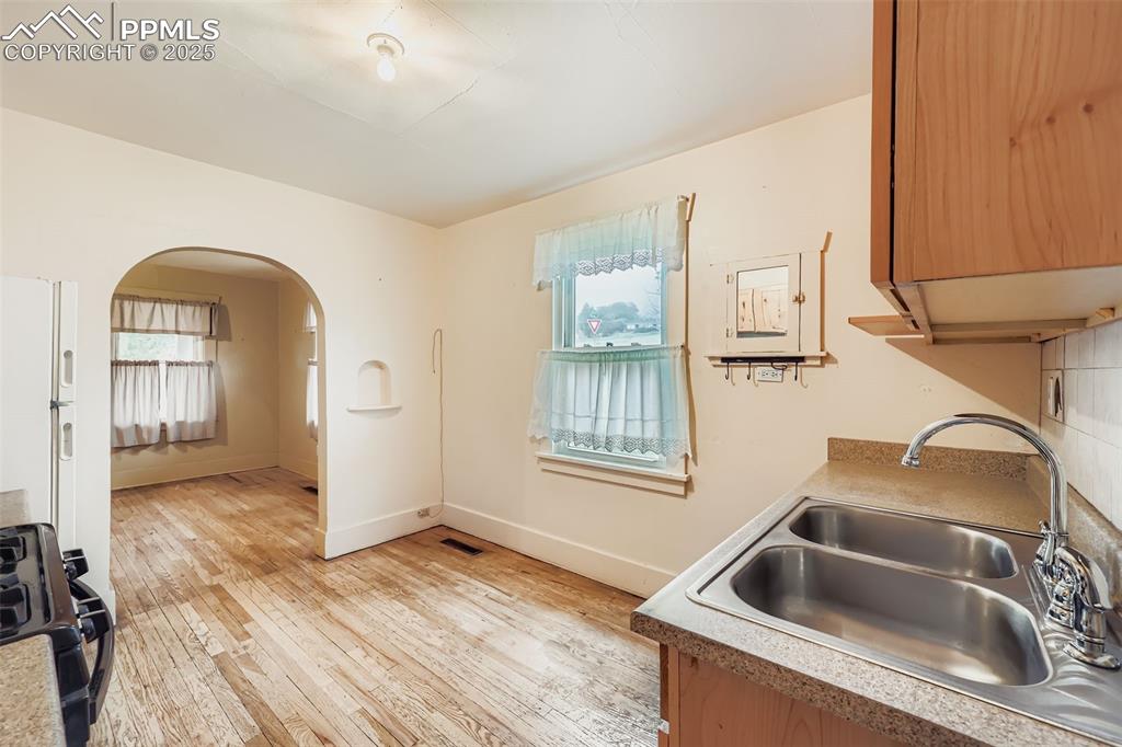 Image 5 of 27: Kitchen