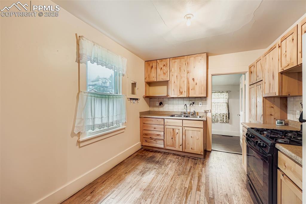 Image 6 of 27: Kitchen