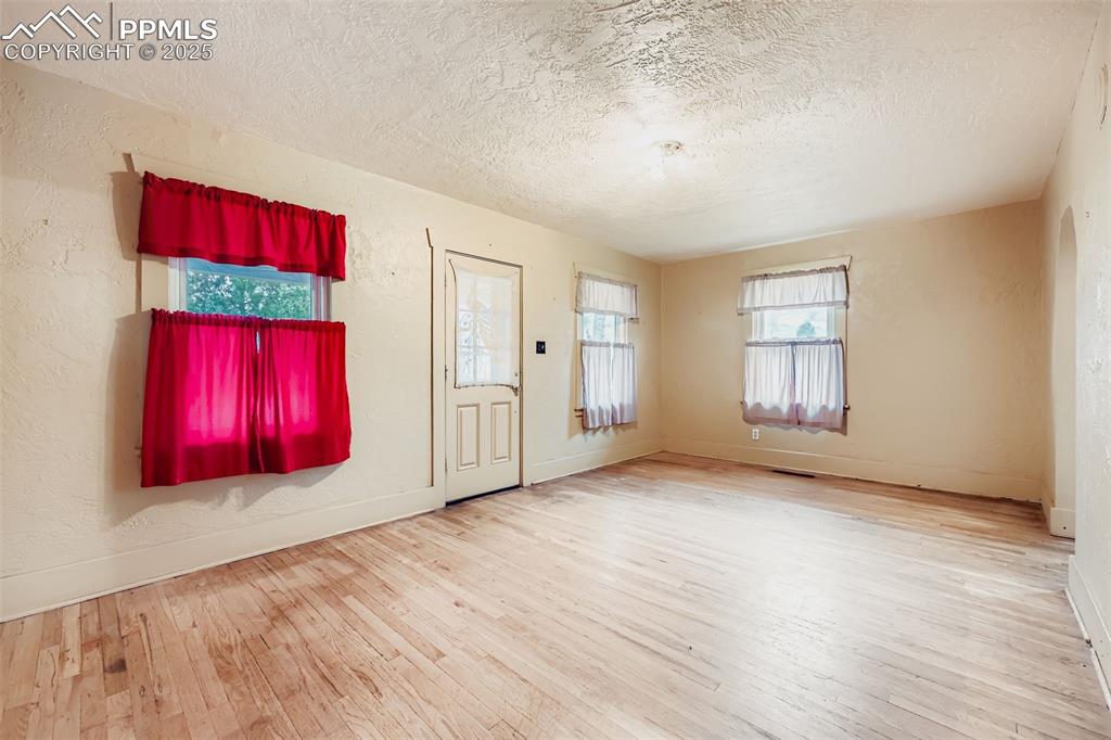 Image 7 of 27: Living Room