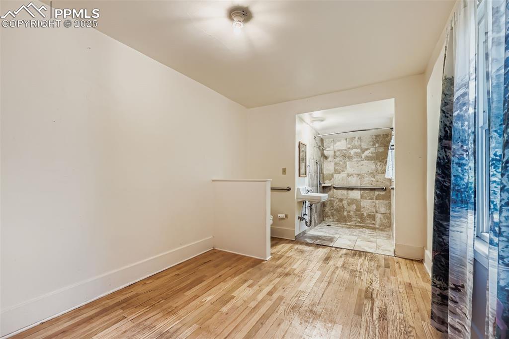 Image 8 of 27: Bedroom