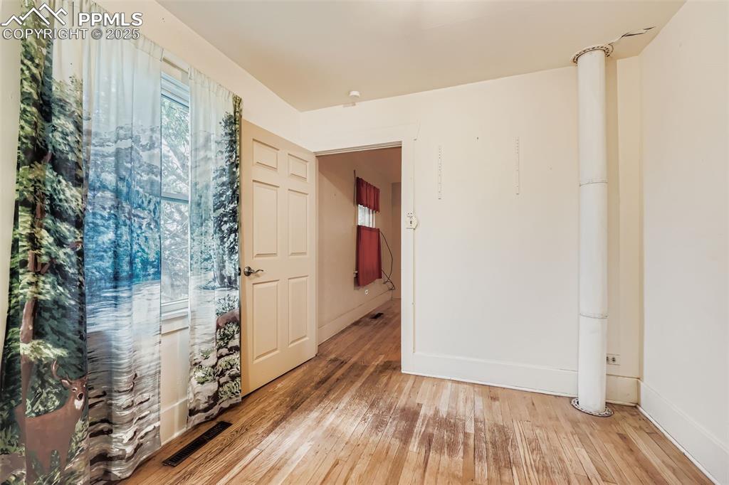 Image 9 of 27: Bedroom