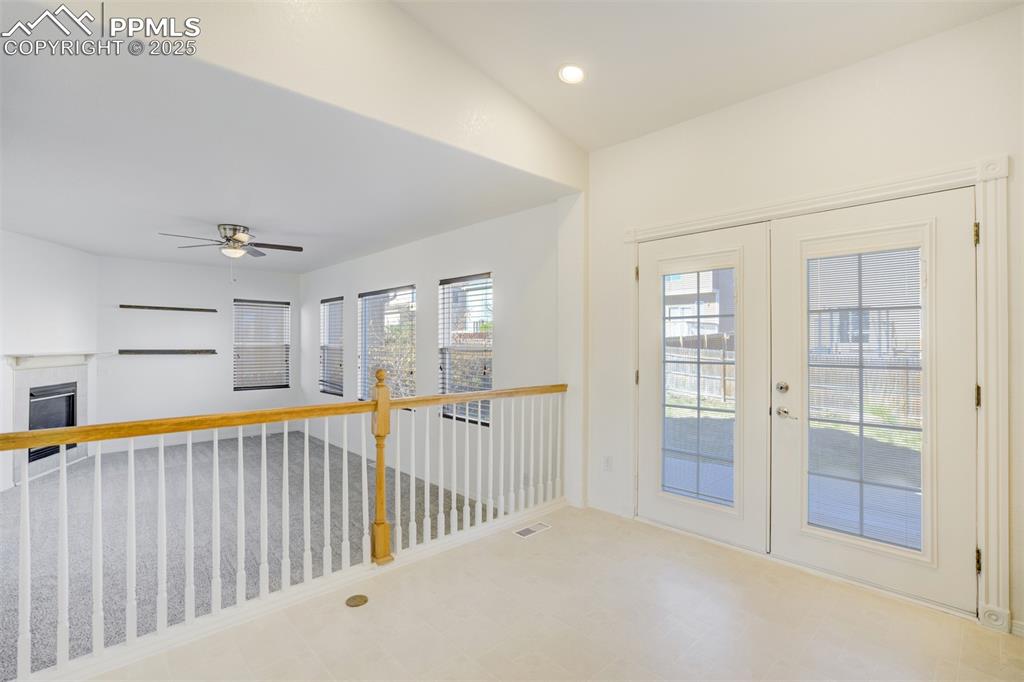 Image 21 of 48: Entry