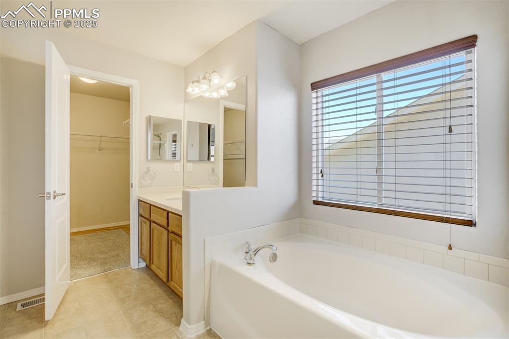 Image 27 of 48: Bathroom