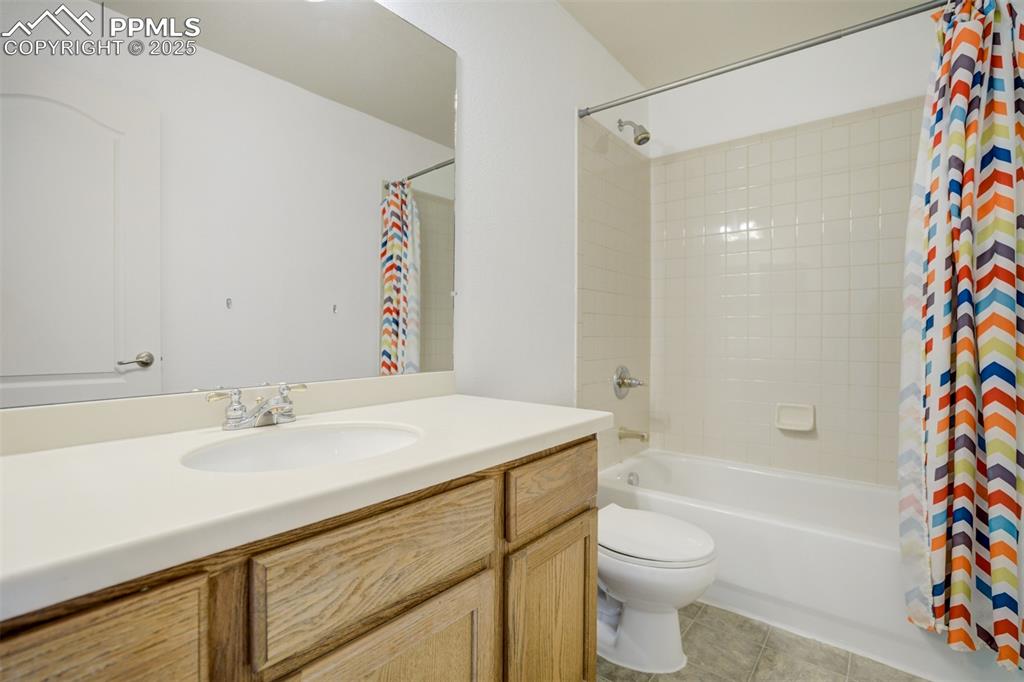 Image 32 of 48: Bathroom