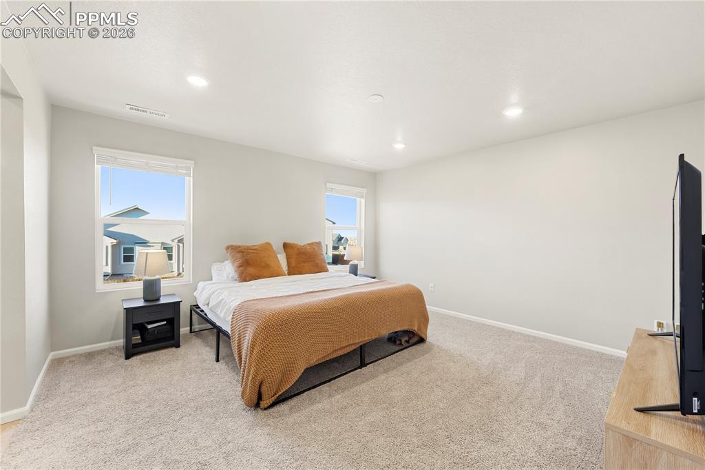 Image 18 of 38: Bedroom