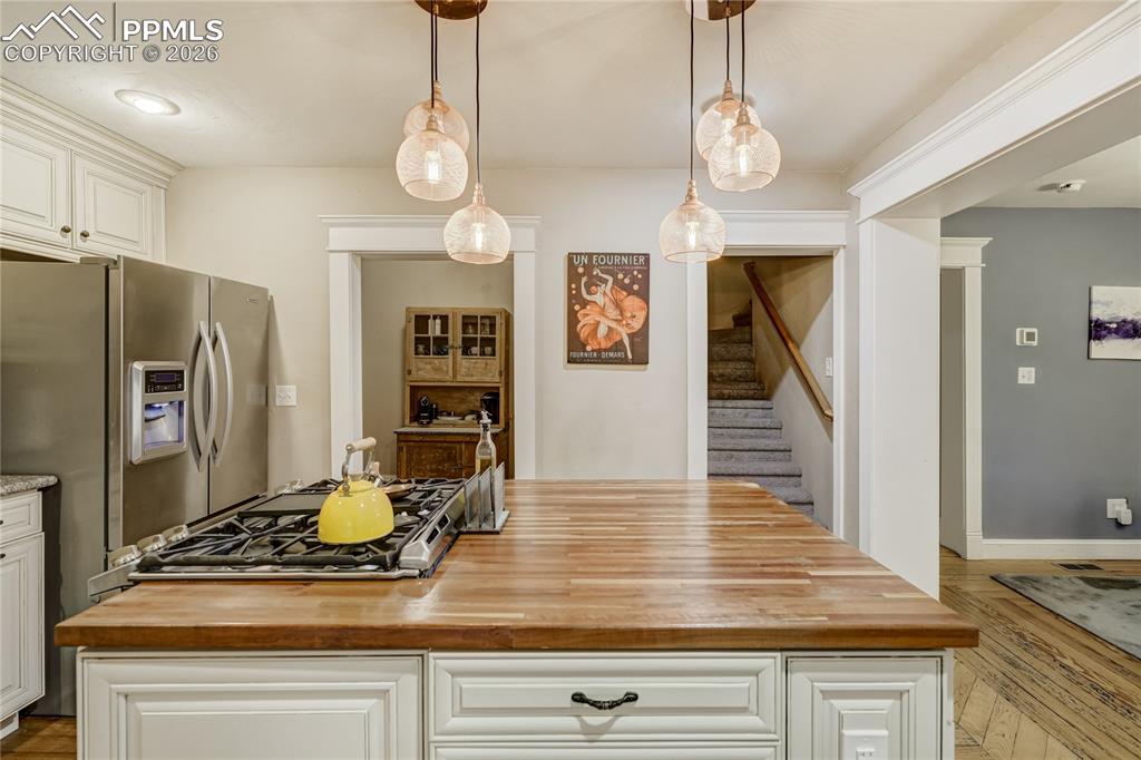 Image 11 of 50: Kitchen