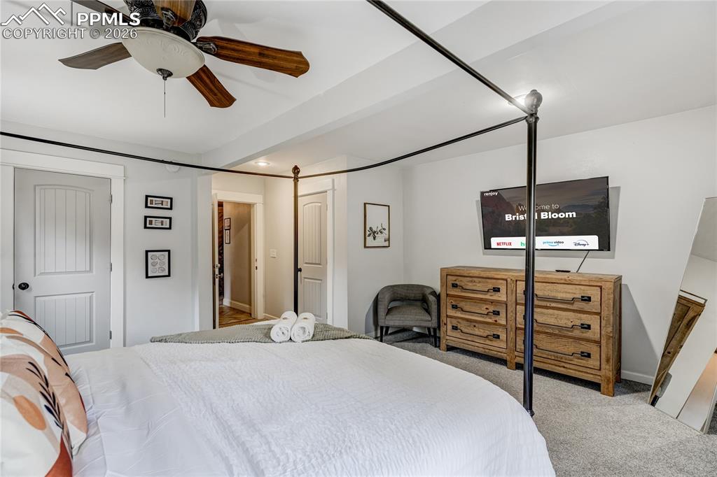 Image 23 of 50: Bedroom