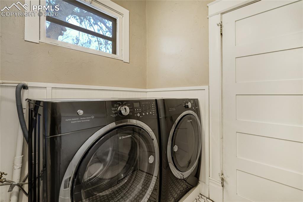 Image 36 of 50: Laundry