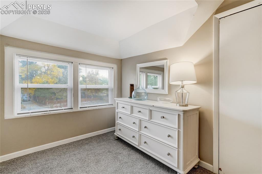 Image 39 of 50: Bedroom