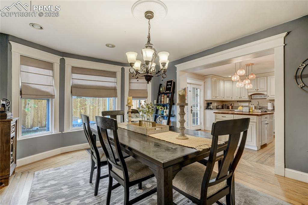 Image 8 of 50: Dining Area