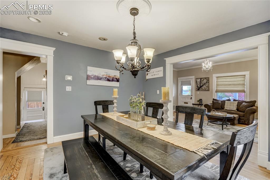 Image 9 of 50: Dining Area