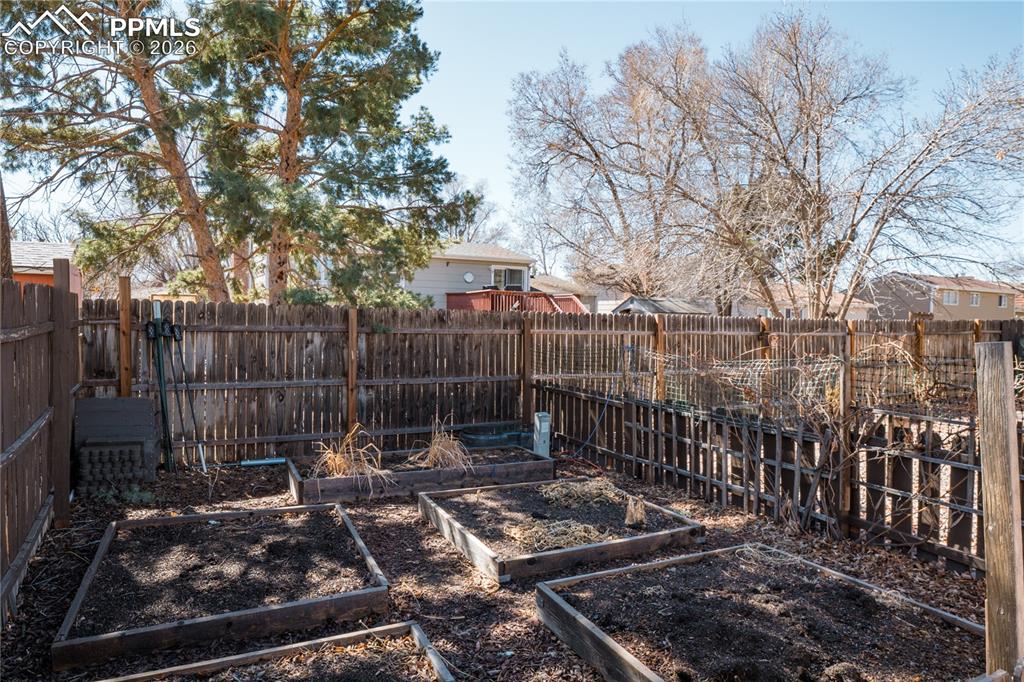 Image 23 of 29: Yard