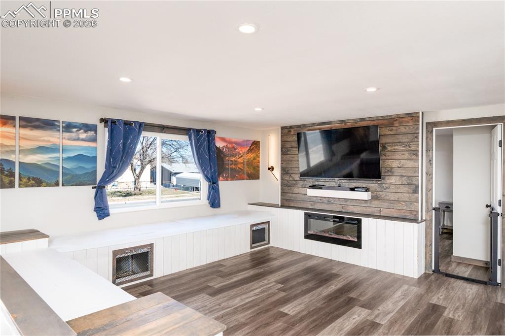 Image 7 of 29: Living Room