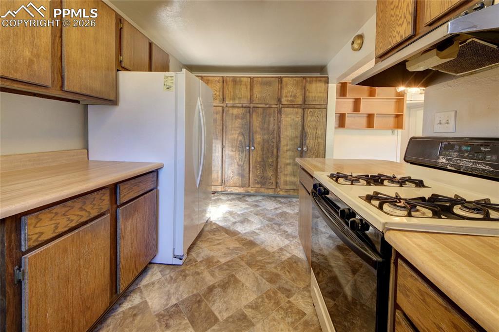 Image 10 of 25: Kitchen