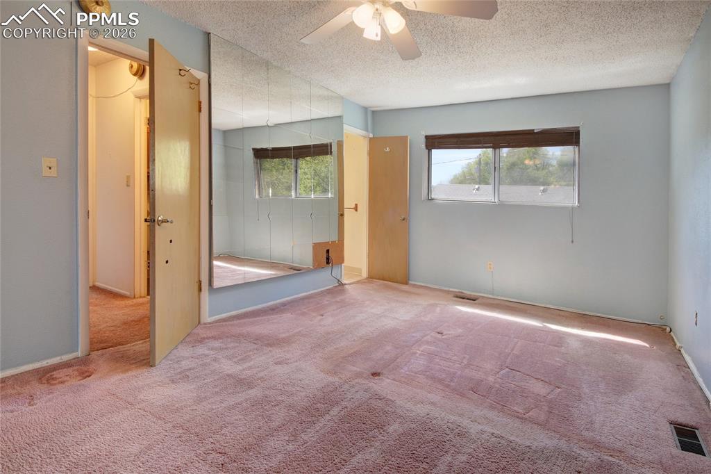 Image 11 of 25: Bedroom