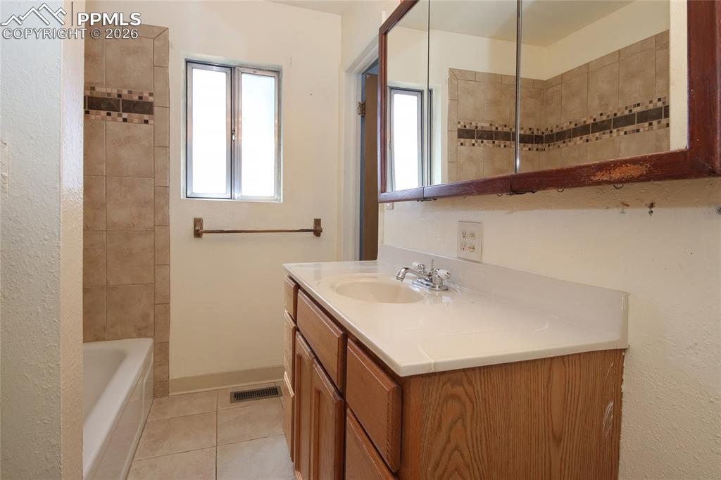 Image 13 of 25: Bathroom