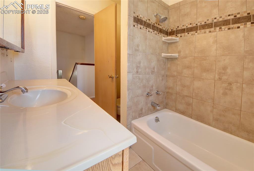 Image 14 of 25: Bathroom