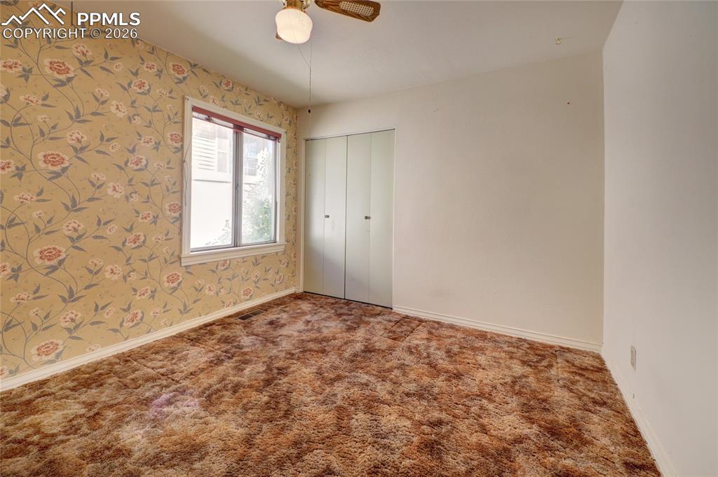 Image 17 of 25: Bedroom