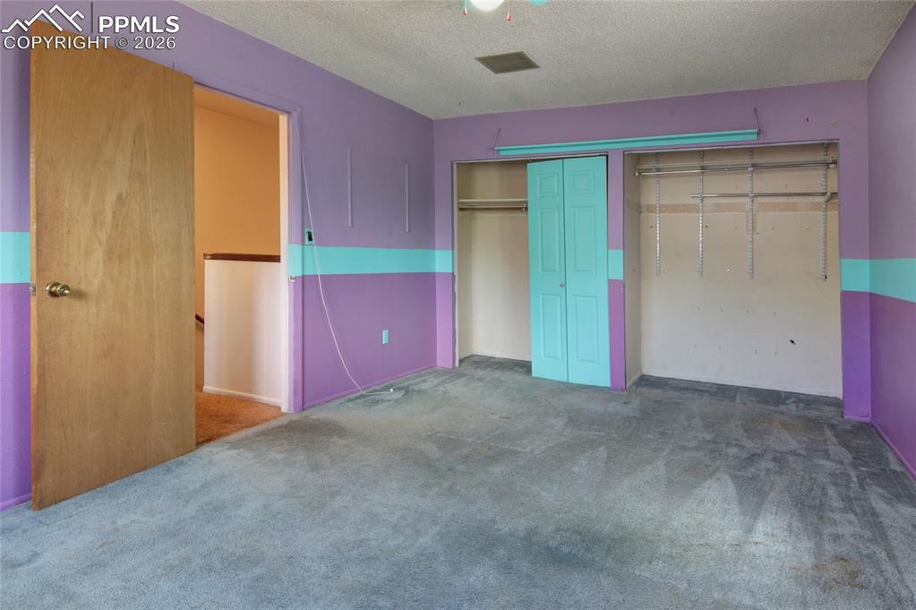 Image 18 of 25: Bedroom