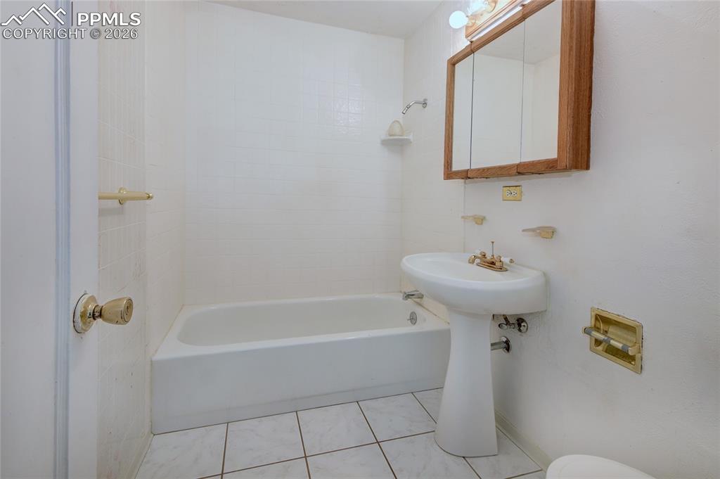 Image 19 of 25: Bathroom