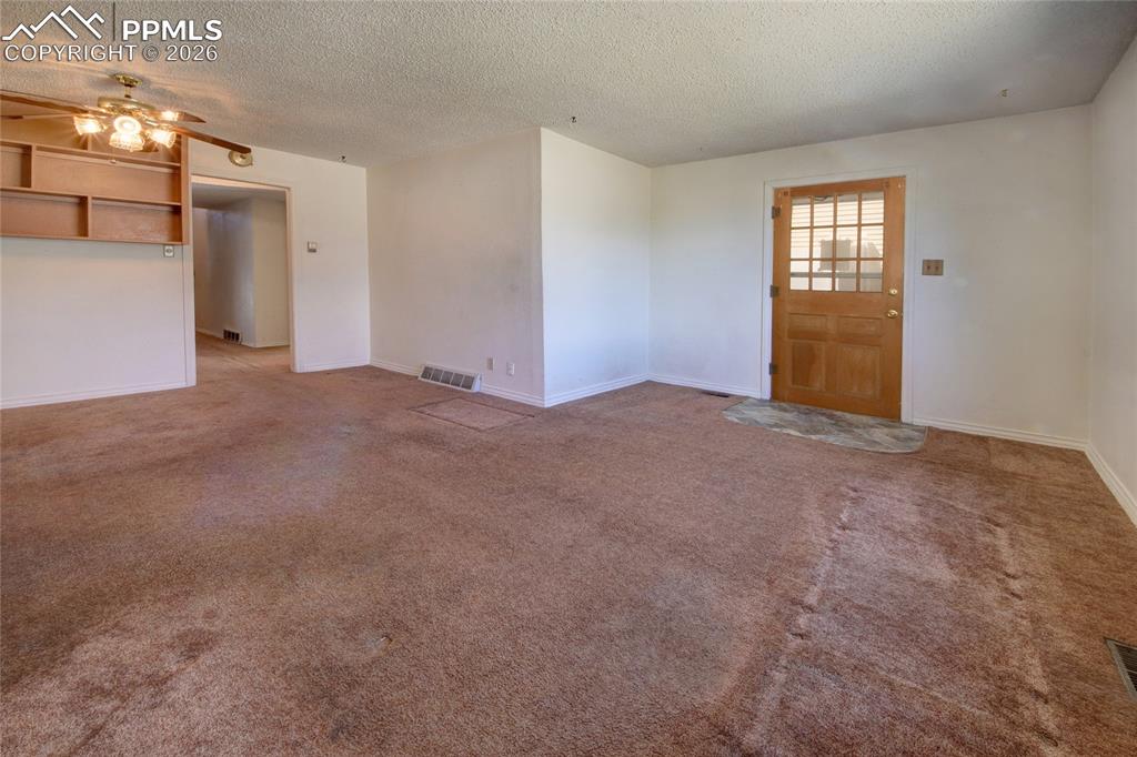 Image 5 of 25: Living Room