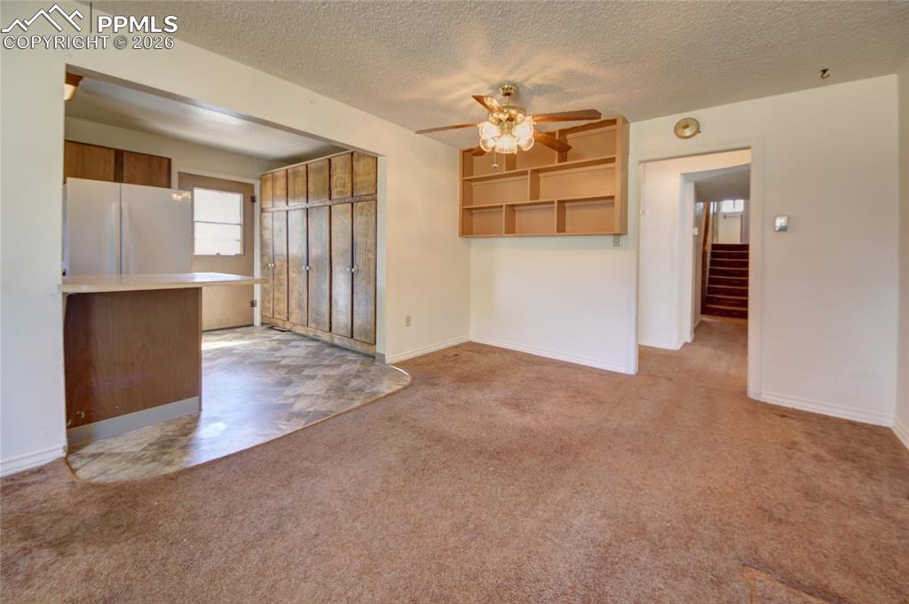 Image 7 of 25: Living Room