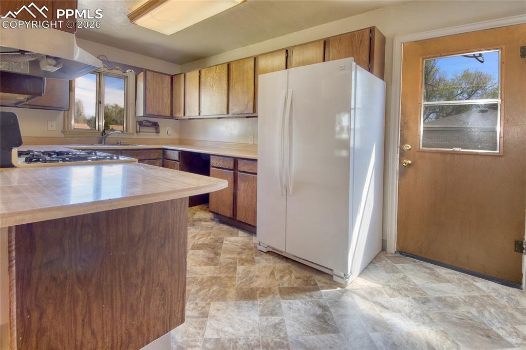 Image 8 of 25: Kitchen