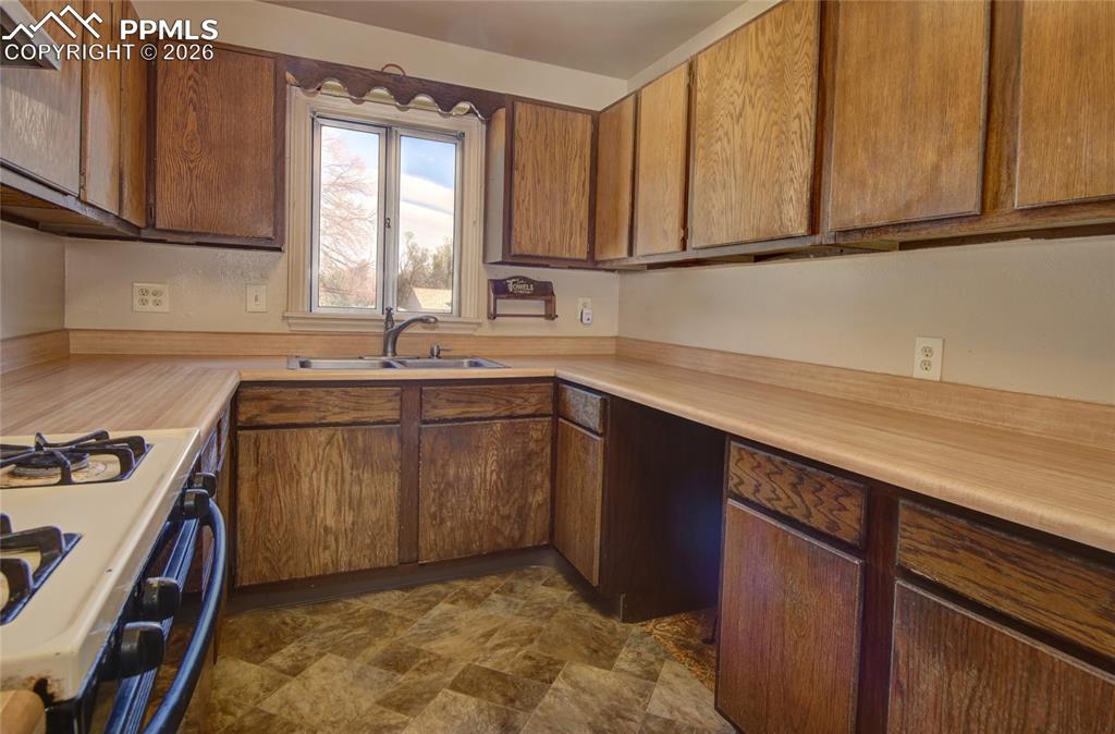 Image 9 of 25: Kitchen